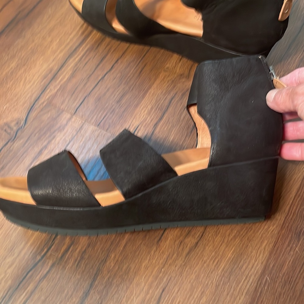 Kenneth Cole Gentle Soles Wedge Sandals Black. Worn One Time! - Picture 5 of 10